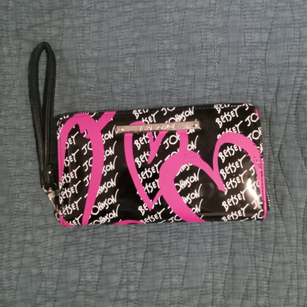 Betsey Johnson wristlet - pink/black hearts signature